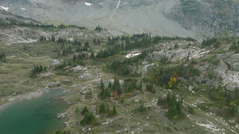 Drohnenaufnahmen-Eines-Blauen-Alpensees-In-Den-Bergen