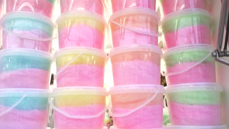 cubos de algodón de azúcar en la feria