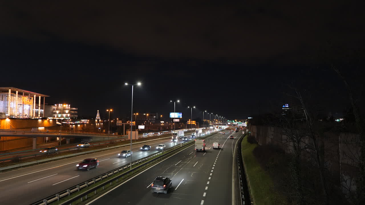 프라하 가장자리 근처의 야간 고속도로 교통 체증