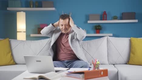 Ein-Mann,-Der-Im-Homeoffice-Arbeitet,-Blickt-Mit-Einem-Glücklichen-Und-Lächelnden-Gesicht-In-Die-Kamera.