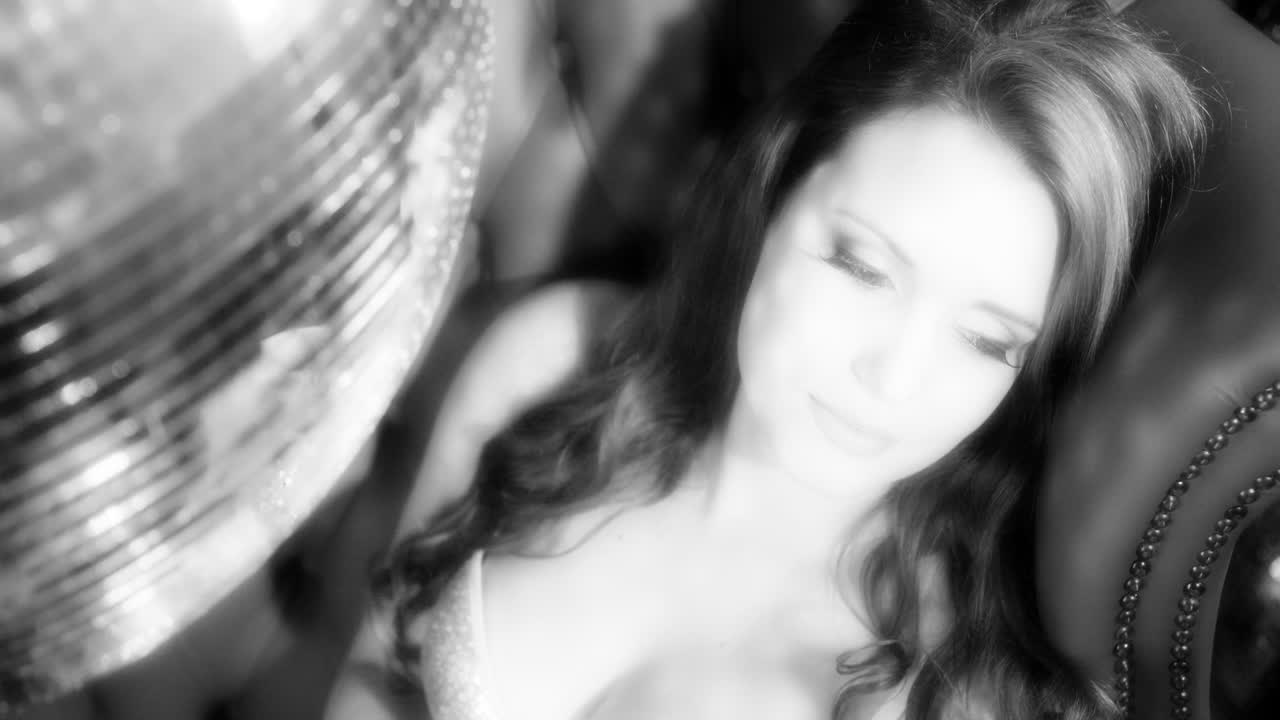 mujer sofá azul 4k 01