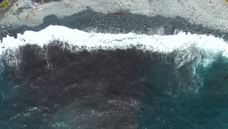 Breite-Luftaufnahme-Der-Meereswellen,-Die-über-Den-Steinstrand-In-Hawaii-Strömen