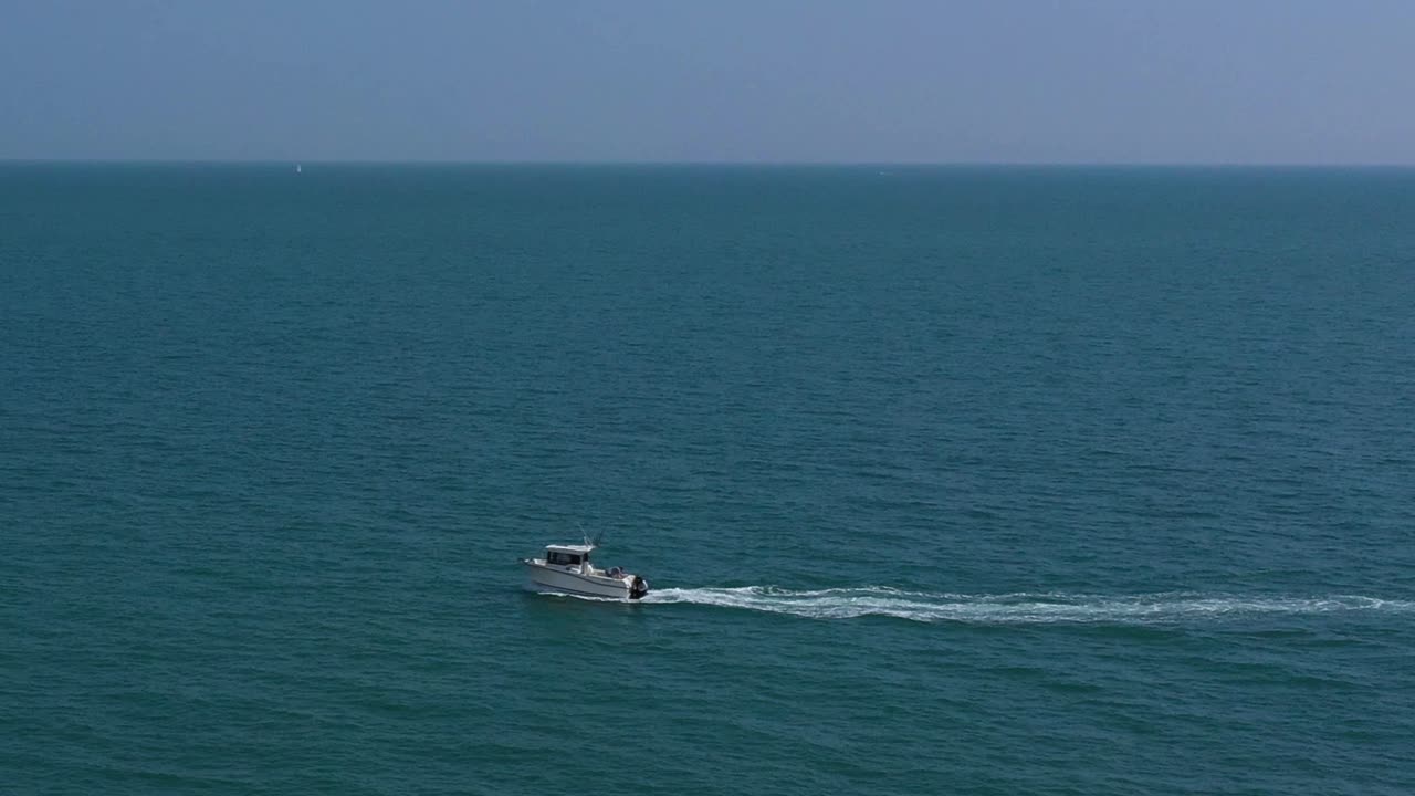 고독한 레저 - 영국 브라이튼 근처 영어 채널에서 낚시 보트