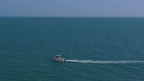 A-lone-leisure---fishing-boat-on-the-English-Channel-near-Brighton,-UK