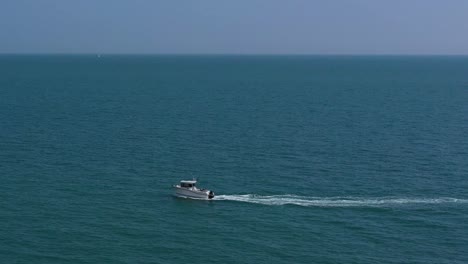 Ein-Einsames-Freizeitfischerboot-Auf-Dem-Ärmelkanal-In-Der-Nähe-Von-Brighton,-Großbritannien