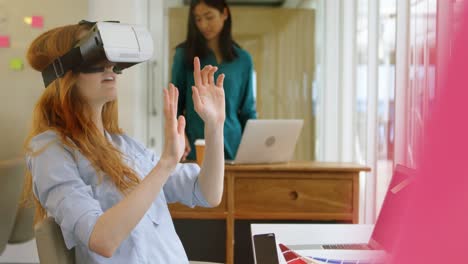 ejecutiva femenina usando auriculares de realidad virtual 4k