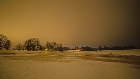 Lapso-De-Tiempo-De-Cabañas-Atrapadas-En-Tormenta-De-Invierno-Y-Nieve-Derritiéndose,-Con-Rayos-De-Luz-De-La-Casa