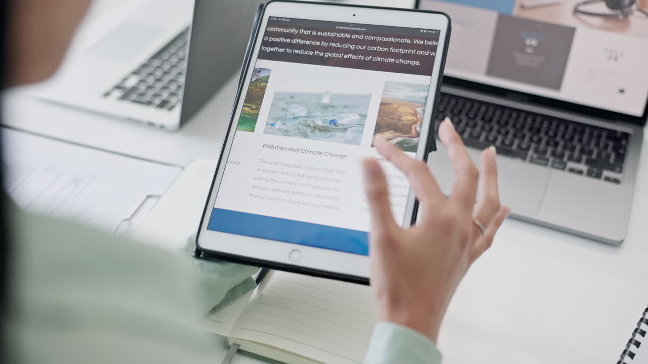 investigación sobre el cambio climático, manos en la pantalla de la tableta para