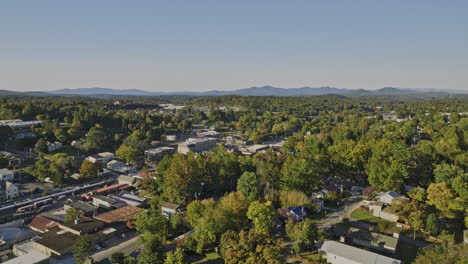 blue ridge georgia aerial v13 vuela bajo alrededor de una encantadora ciudad montañosa capturando calles frondosas, ferrocarril pintoresco y paisaje montañoso en un hermoso día soleado - filmado con mavic 3 cine - octubre 2022