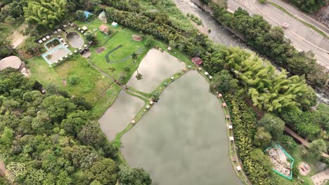 Espejo-De-Agua-Cerca-Del-Río-Pance,-Cali,-Colombia