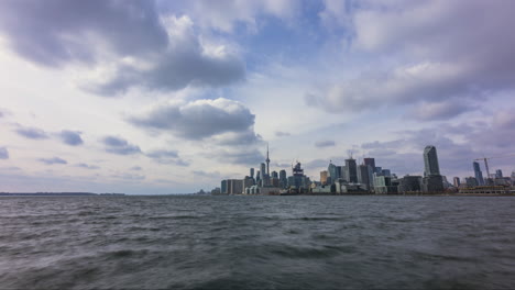 Timelapse-De-Gran-Angular-Del-Horizonte-De-Toronto-Desde-El-Otro-Lado-De-La-Bahía-En-El-Muelle-De-Polson