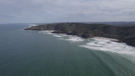 Luftdrohne-Von-Kings-Beach-In-Gebrochenem-Kopf-In-Der-Nähe-Von-Byron-Bay,-Nördliche-Flüsse,-Nsw-Australien