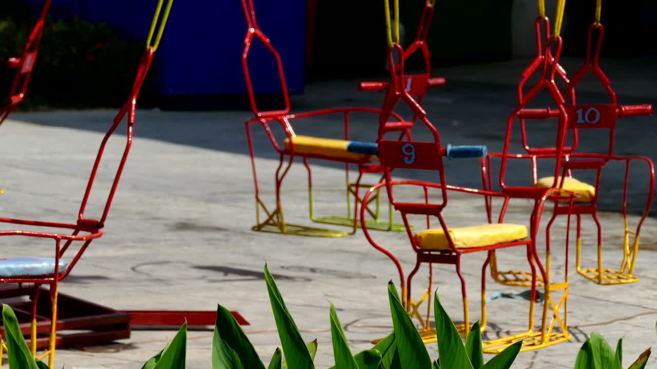 재미 공원에서 어린이들을 위한 다채로운 카루셀 디자인