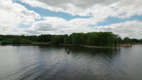 vista de drones del hombre pescando en un bote