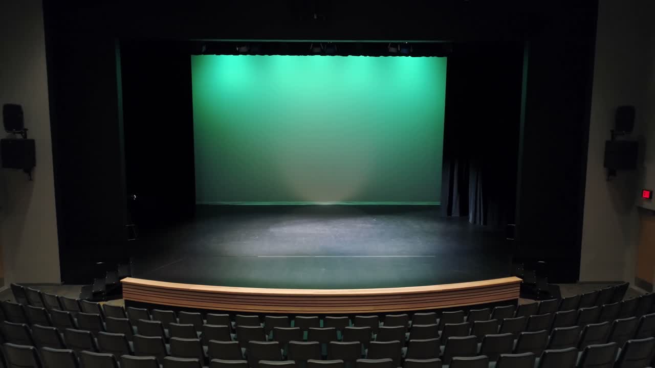 무대 4k에 보관 된 빈 대변