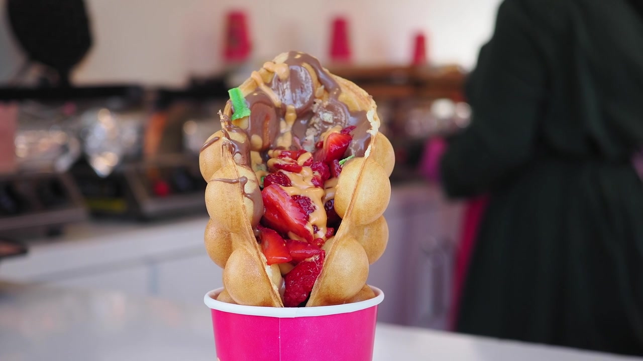 Çilekli ve Çikolata Soslu Lezzetli Bubble Waffle
