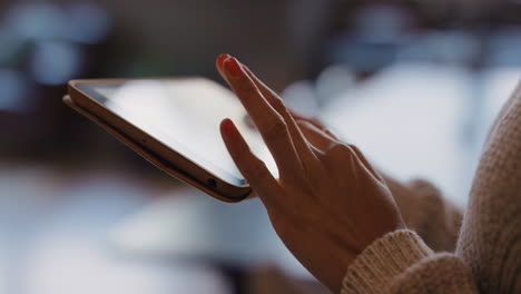 primer plano de las manos de las mujeres usando tecnología de computadora de tableta digital