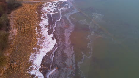 Gefrorene-Flussmuster-Von-Oben-In-Der-Abenddämmerung