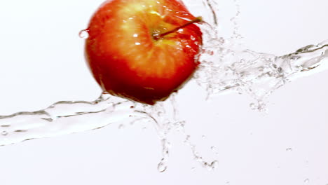 manzana moviéndose a través de una corriente de agua