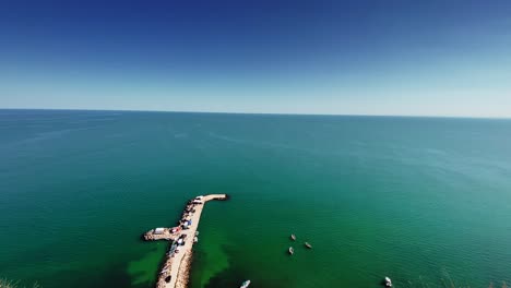 vista superior de una ciudad cerca del mar negro en un día claro y soleado