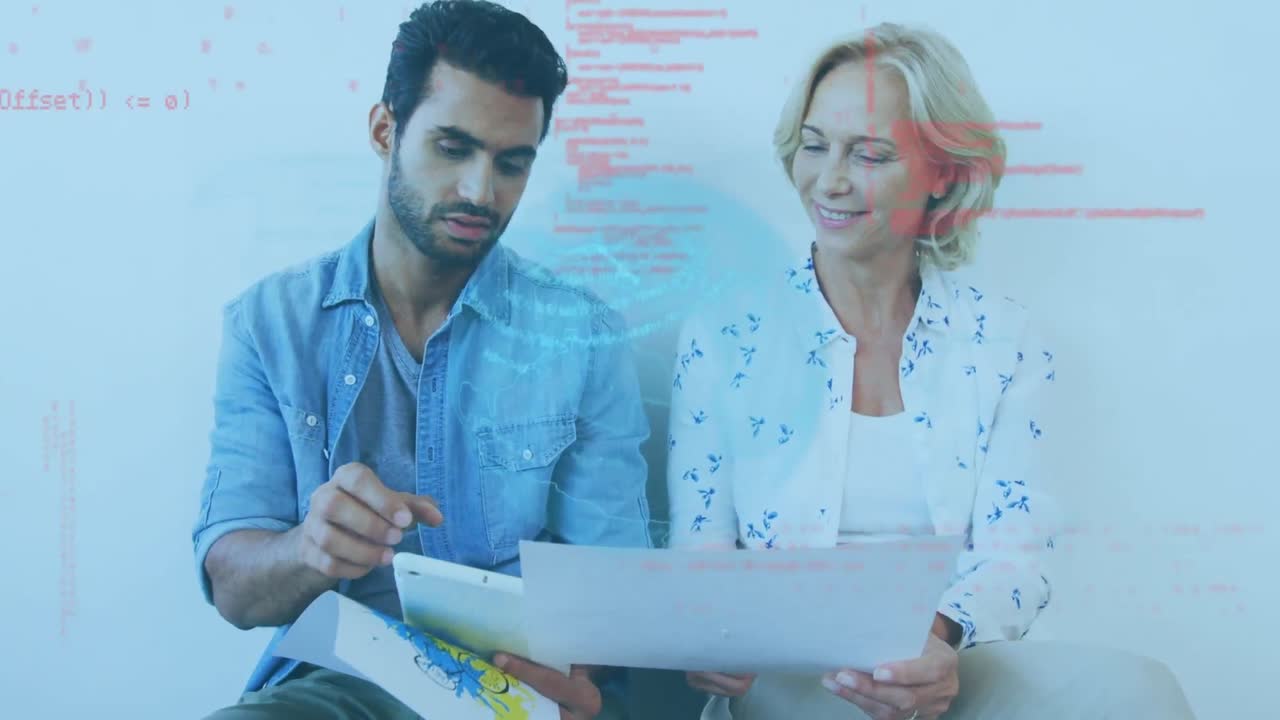 animación del procesamiento de datos sobre diversos colegas masculinos y femeninos discutiendo en la oficina