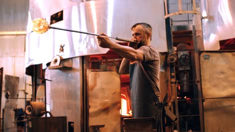 Glassblower-free-blowing-glass