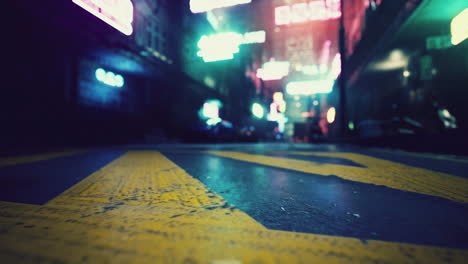 calle nocturna con luces de neón