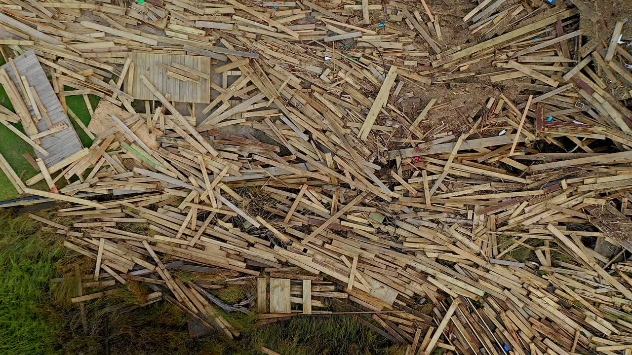 toma aérea ascendente de daños severos en el muelle después del huracán florencia