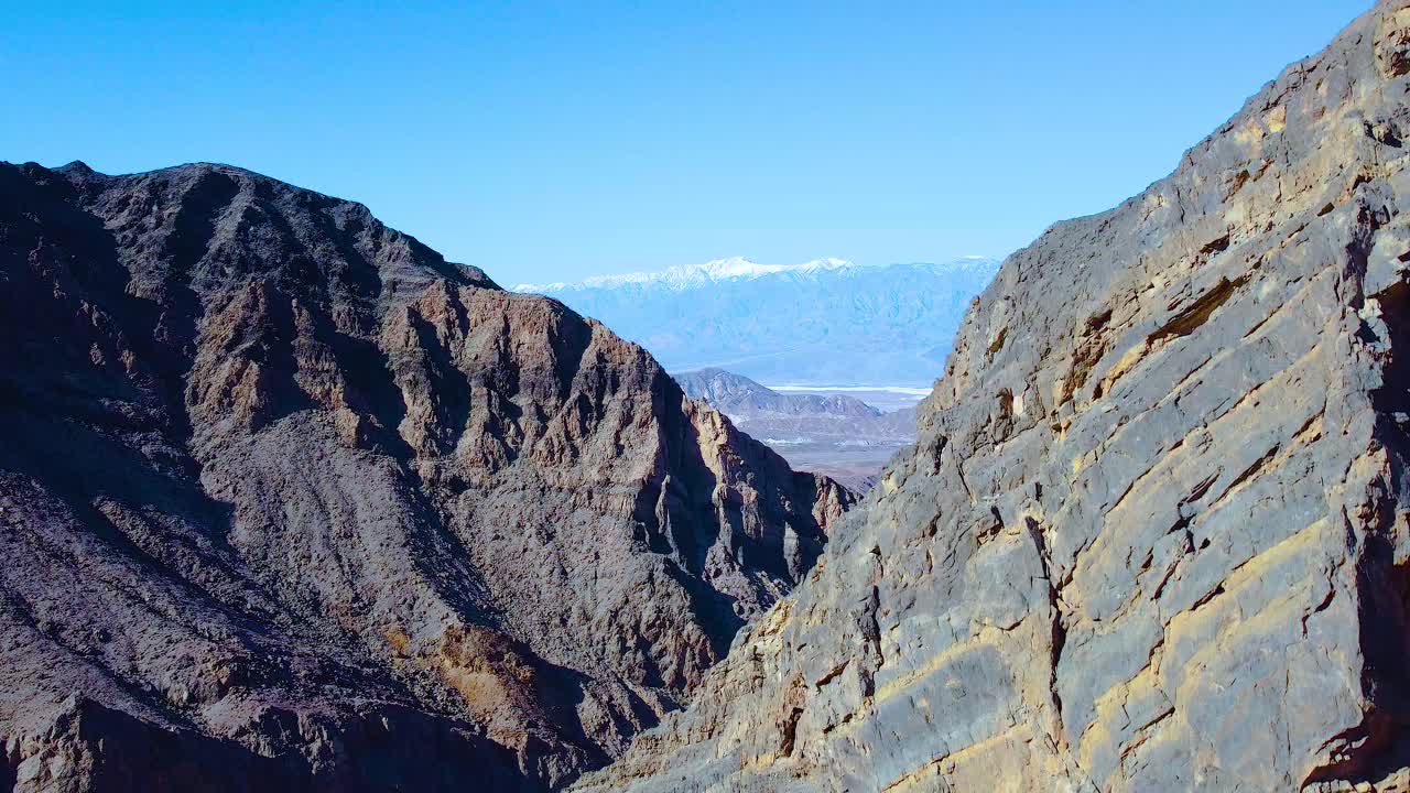 montañas escarpadas en el parque nacional del valle de la muerte en el desierto de mojave, california, estados unidos