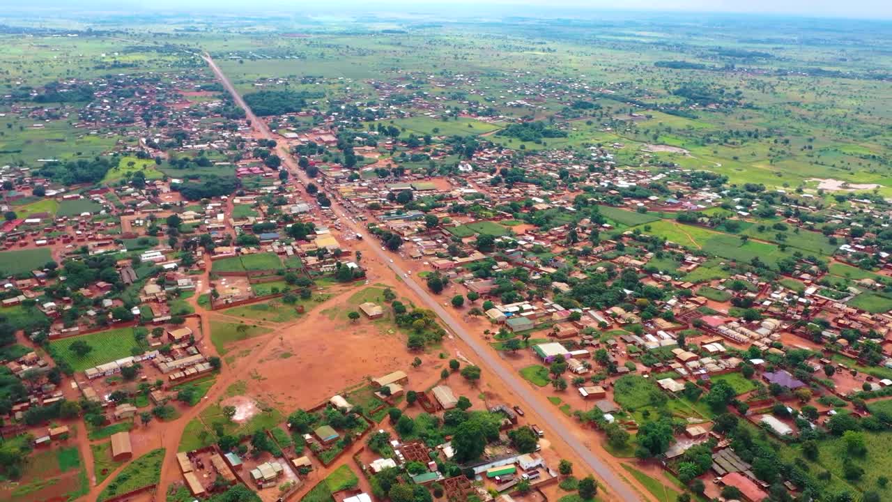 drone volando alto sobre un mercado de aldea africana