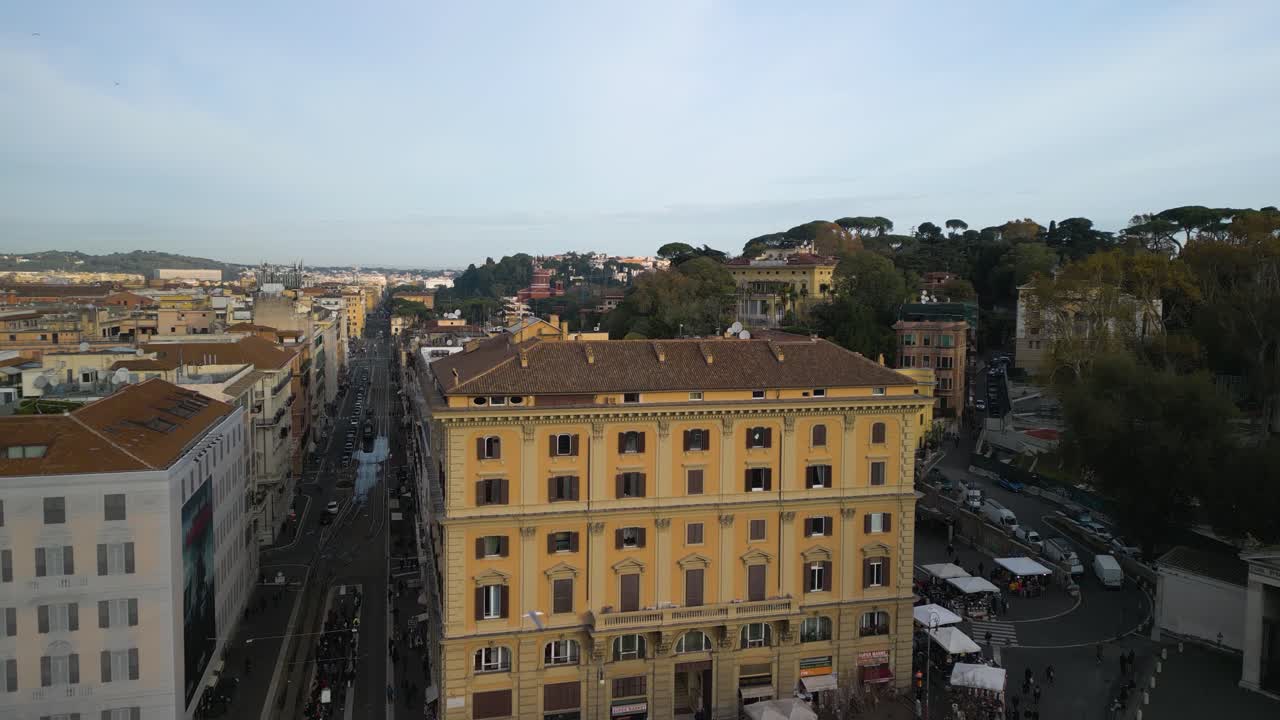 드론이 포르타 델 페폴로 (porta del popolo) 를 지나 이탈리아 로마 시내 경관을 향해 날아간다.