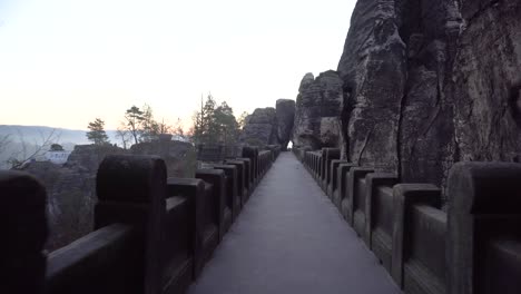 toma estabilizada en el famoso puente bastei en el parque nacional de la suiza sajona