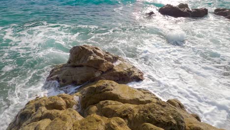 Schöner-Mediterraner-Sandstrand,-Maresme-Barcelona,-San-Pol-De-Mar,-Mit-Felsen-Und-Ruhigem-Meer-Und-Türkis,-Costa-Brava-Calella