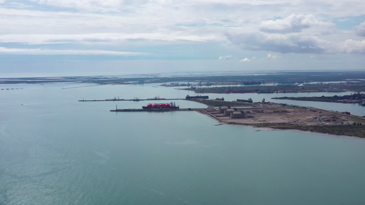 프랑스 남쪽 항구 에 정박 한 슈퍼 커 보트