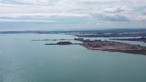 el barco supertanker atracado en un puerto industrial de fos-sur-mer, francia, vista aérea