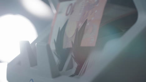 billetes de euro en una máquina de contar