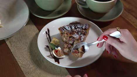 mujer come postre y bebe café en un restaurante