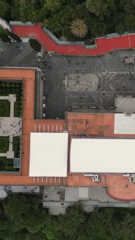 vista de pájaro del castillo de chapultepec en modo vertical
