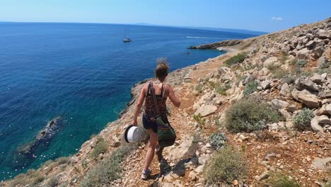 mujer explora los remotos y la playa paradisíaca de la isla de krk, croacia