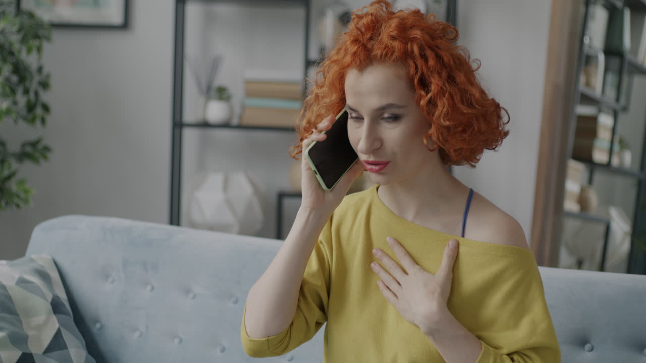 집에서 전화로 얘기하는 여자