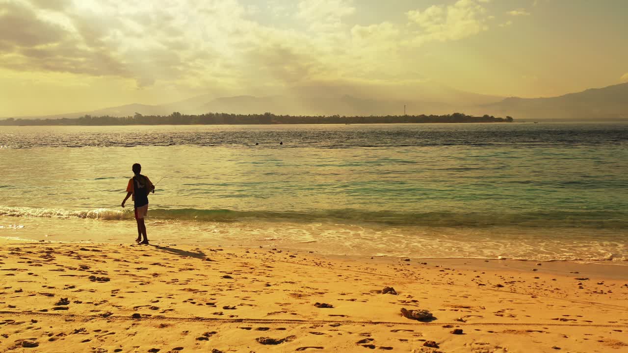 필리핀의 모래 해변에서 현지 어부 서핑 캐스팅