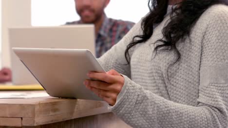 equipo de negocios casual trabajando en la tableta