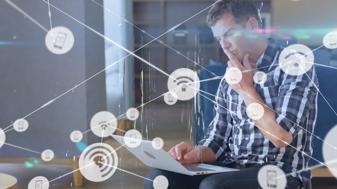 노트북을 사용하는 코카시안 사업가에 대한 아이콘과의 연결 네트워크의 애니메이션