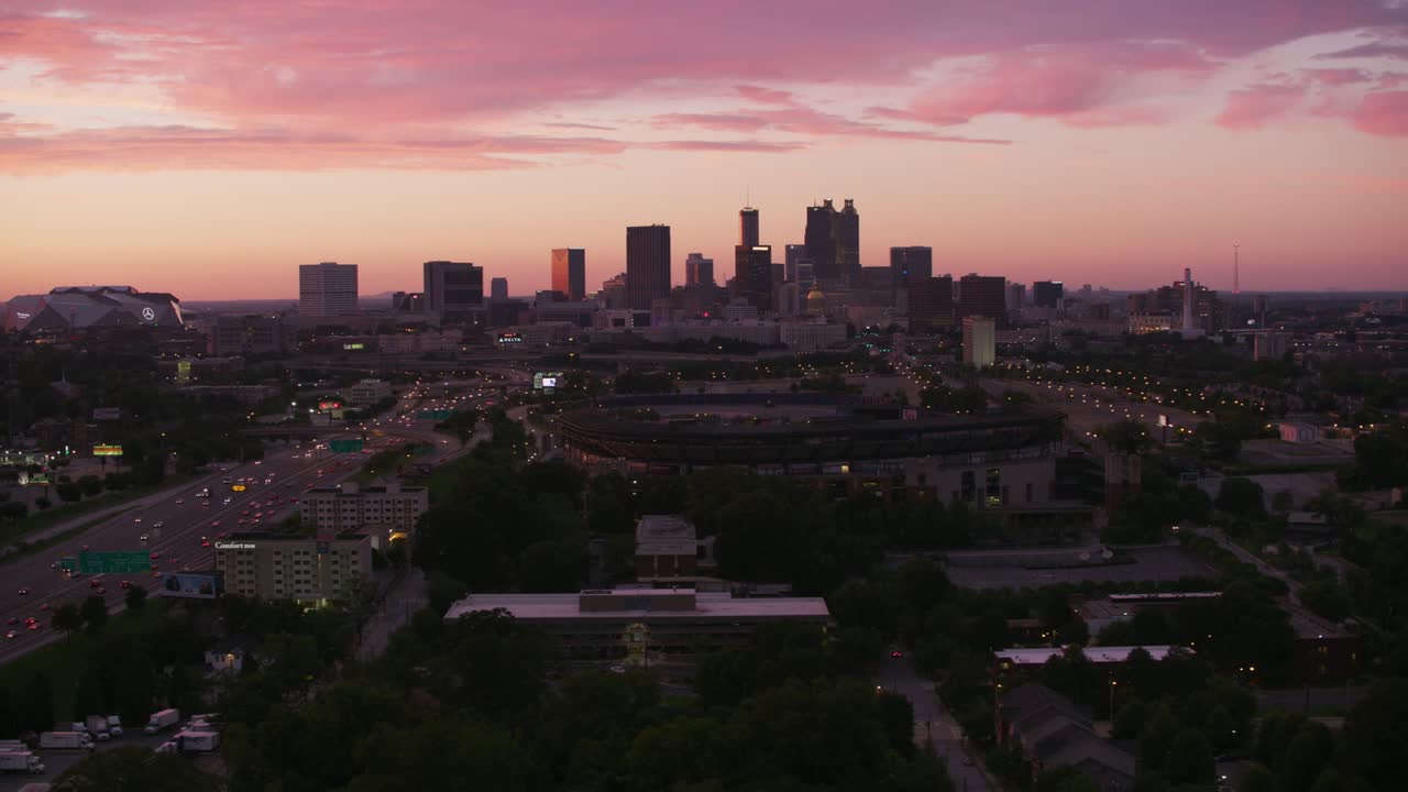 volando sobre las autopistas que conducen al centro de atlanta al atardecer.