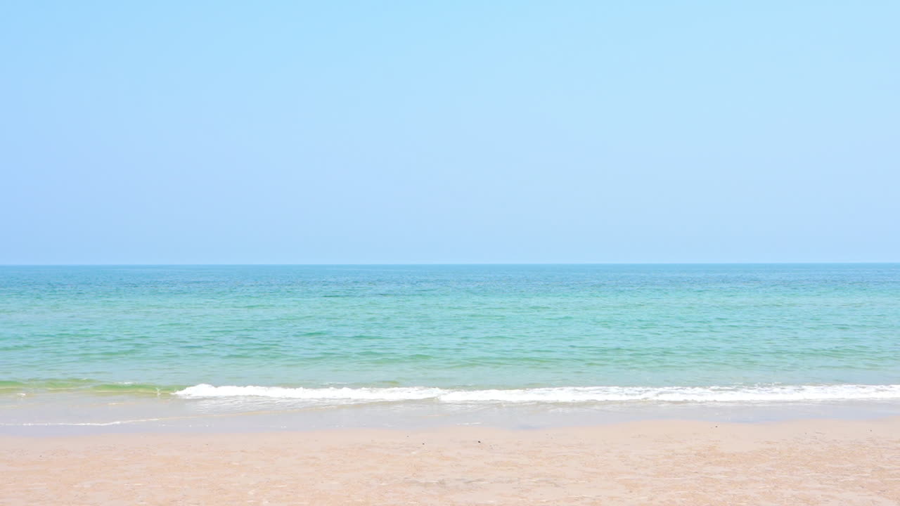 텅 빈 모래 해변과 에메랄드빛 고요한 바다 거품 조수는 태국의 무인도, 구름 없는 하늘, 휴가 서식 파일, 최소한의 공간을 복사합니다.