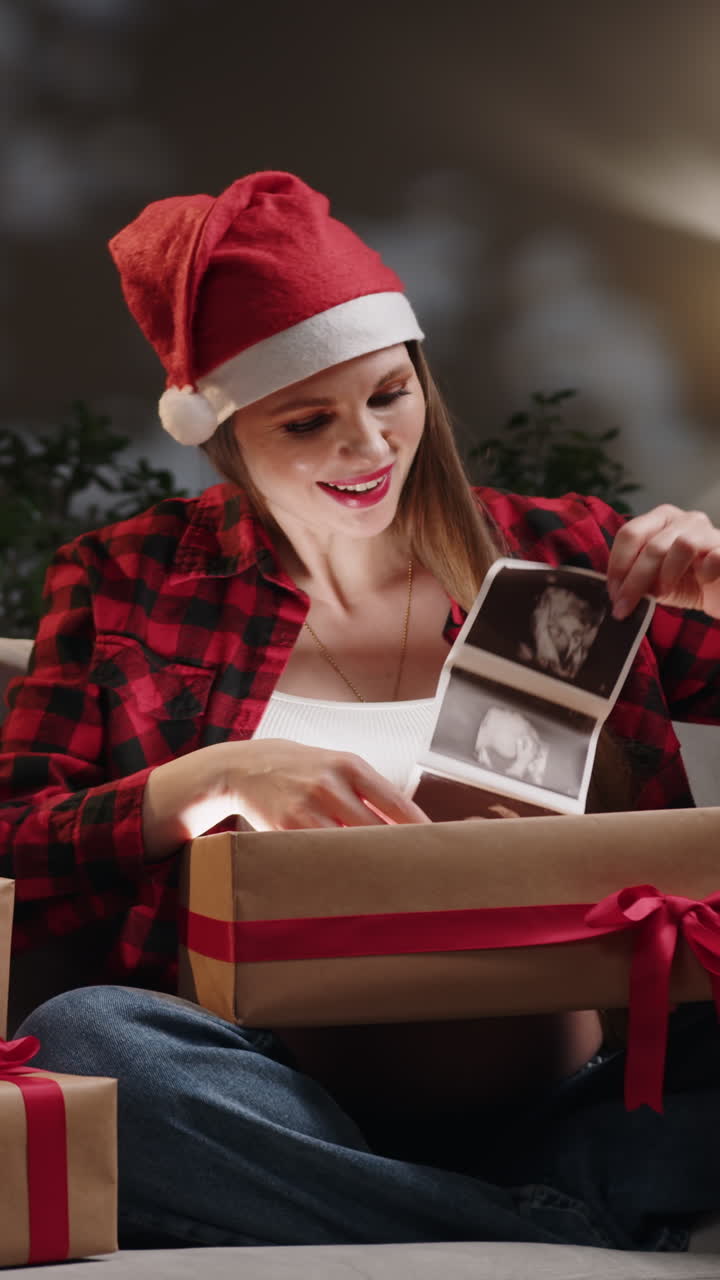 Christmas pregnancy reveal