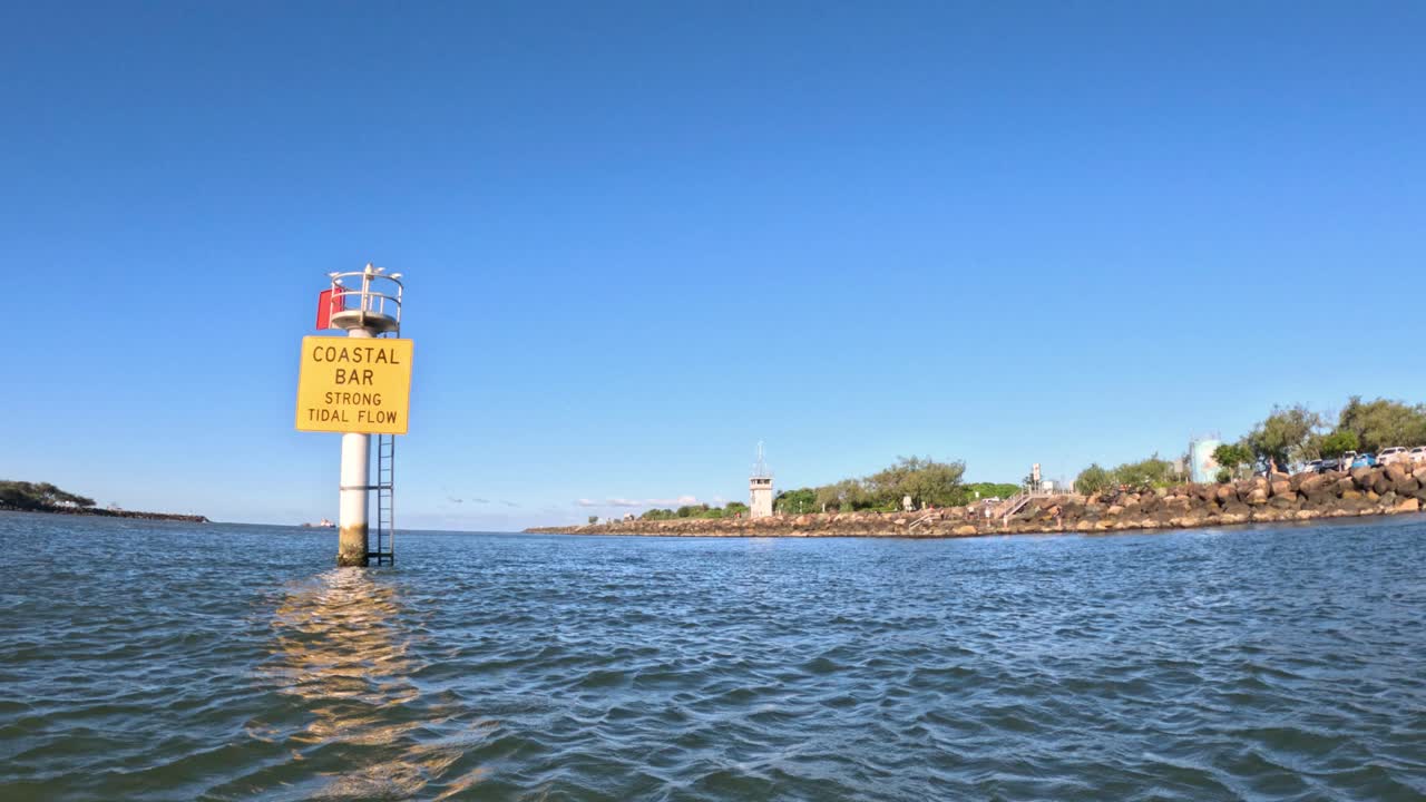 강한 조류 흐름에 대한 경고 표지