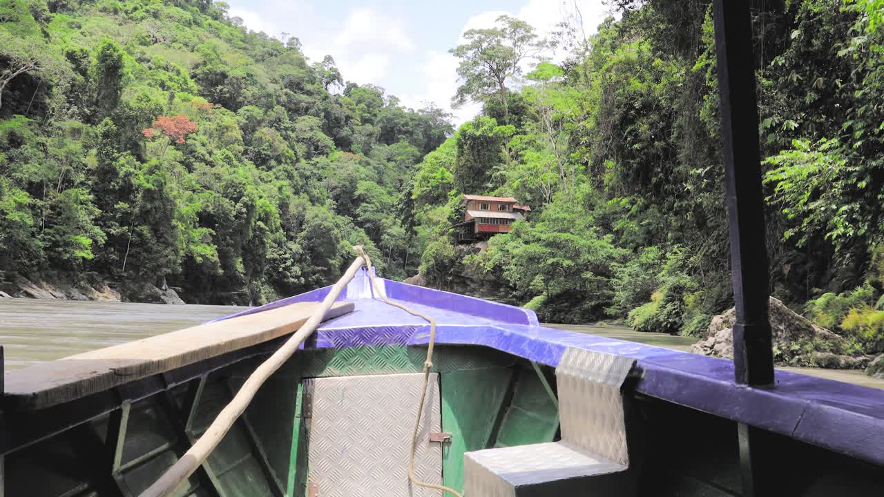 남미 페루 숲속의 작은 집이 보이는 아마존 강 유람선