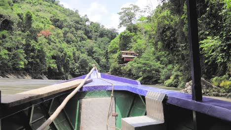 tranquilo crucero por el río amazonas con vistas a una pequeña casa en el bosque en perú, sudamérica