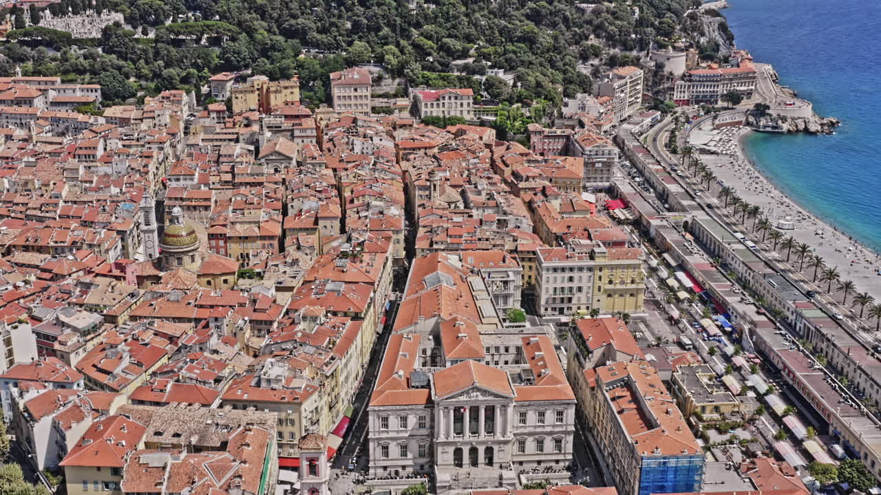 멋진 프랑스 공중 v13 조감도는 캐슬 힐 폭포에서 아름다운 지중해 해안과 해안가 산책로가 있는 구시가지 마을 풍경을 향해 있습니다. - 2021년 7월